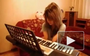безрукая девочка играет на пианино