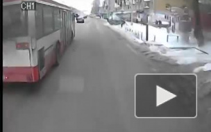 В Перми водитель-лихач городского автобуса снес остановку