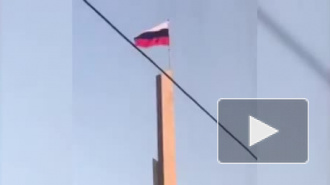 Над центральной площадью в Донецке подняли российский флаг