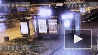 Видео: петербургский внедорожник снес остановку и ограждение 