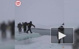 На Сахалине 40 рыбаков оказались на оторвавшейся льдине