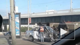 Видео: под Володарским мостом столкнулись две легковушки