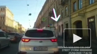 Прохожий огреб скейтом "по хребту" на Литейном проспекте