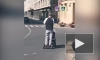 В Петербурге молодой отец на гироскутере вез коляску по проезжей части
