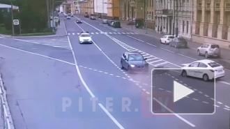 Видео: на Ждановской набережной столкнулись три машины