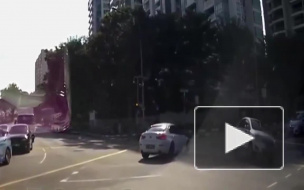 Видео: В Сингапуре "автомобиль-призрак" стал причиной ДТП 