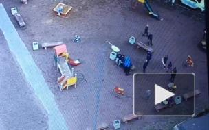 Пожилая петербурженка кулаками разрешила конфликт подростков на детской площадке