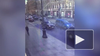 Мотоциклист сбил девушку на пешеходном переходе на Невском проспекте и попал на видео