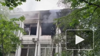 На пожаре в административном здании в Москве спасли человека
