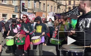 Феминистки, веганы, барабаны и коты: на Лиговском проспекте началась Монстрация