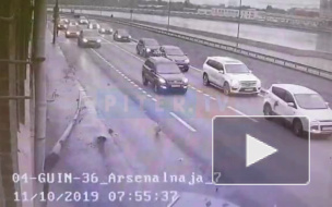 Автомобиль снес столб и влетел в "Кресты" на Арсенальной