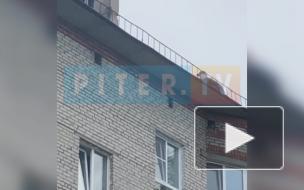 К дому №30 по Новоизмайловскому проспекту прибыли спасатели и скорая помощь