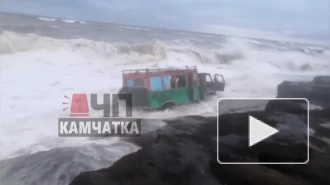 На Камчатке три автомобиля смыло в море во время прилива