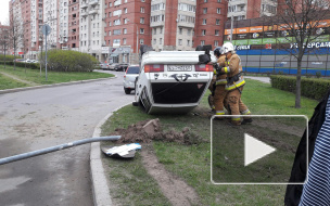 На Комендантском водитель не справился с управлением, автомобиль перевернулся, автовладелец скрылся