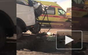 Водителя зажало в кабине грузовика после ДТП на КАД: видео с места ЧП