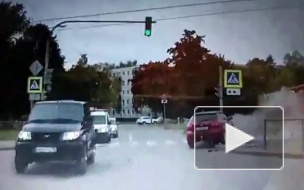 Видео: В Красном Селе "шатающийся" водитель снес столб