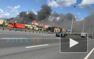 Видео: на Пулковском шоссе горит производственное здание 