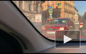 В Петербурге таксист пытался скрыться от сотрудников ДПС и попал в аварию
