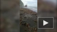На Сахалине мощный шторм выбросил рыболовное судно ...