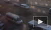 Видео: на Дыбенко "КамАЗ" зацепил микроавтобус, машины перегородили дорогу