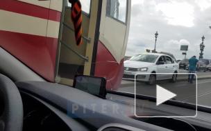 Видео: на Троицком мосту столкнулись трамвай и автомобиль