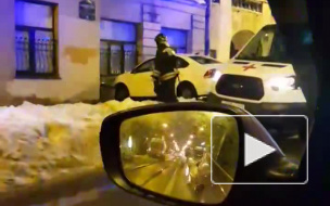 Автомобиль протаранил дом на Лахтинской 