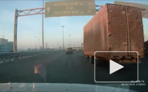На КАД отцепившийся прицеп чудом не смял легковушку