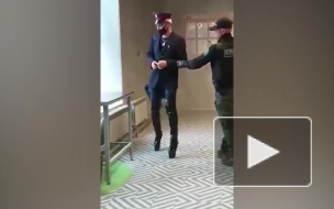 В Челябинске охранник магазина нокаутировал мужчину на каблуках и в форме РЖД