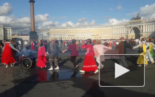 Петербуржцы встали в хоровод на Дворцовой площади