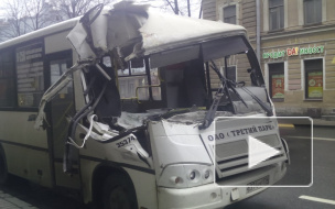 На Загородном проспекте 258-я маршрутка протаранила мусоровоз