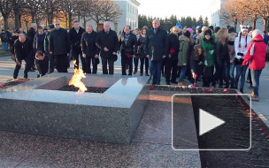 На Пискаревском кладбище вновь зажгли Вечный огонь