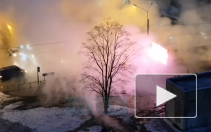 В Выборгском районе очередной прорыв. Проезжую часть  затопило кипятком 