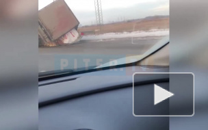 На Софийской улице перевернулась фура с грузом