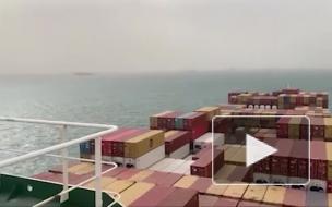 Севший на мель контейнеровоз перекрыл движение в Суэцком канале