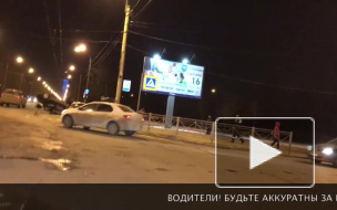 Видео: В Петербурге после аварии на крышу опрокинулась машина такси