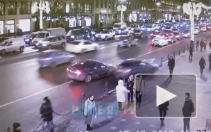 На Невском проспекте "Хендай" вылетел на тротуар после столкновения с "БМВ"