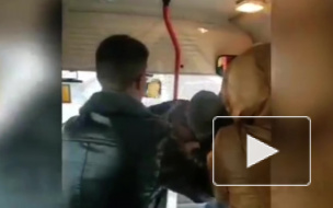 Видео из Владивостока: Водитель маршрутки подрался с пассажиром