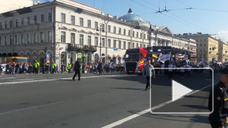 Видео: "Ленинград" сыграли передвижной концерт на Невском проспекте