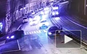 Машина с дипномерами сбила женщину на "зебре" на Петроградке