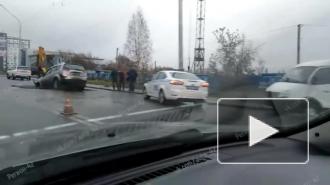 Видео: В центре Кемерово автомобиль провалился в дорожную яму 