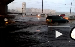 Видео: в Петербурге ливнем затопило шоссе под Володарским мостом