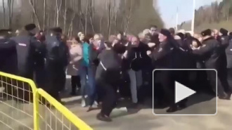 Митинг в Волоколамске: полицейские борются с живой стеной