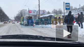 Возле метро "Академическая" машина влетела в остановку с людьми
