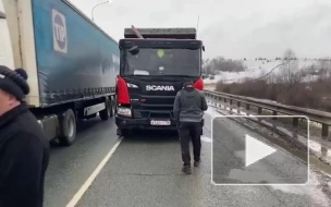 Под Челябинском грузовик с отказавшими тормозами врезался в девять машин