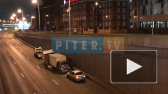 ДТП у Большеохтинского моста: столкнулись два грузовика и легковушка