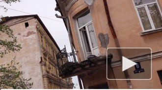 Видео: фура снесла балкон исторического дома на одной из самых живописных улиц Выборга
