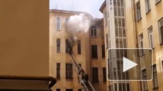 На улице Маяковского тушат пожар в коммуналке