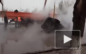 В Красноярске пострадал водитель рухнувшей машины в кипяток