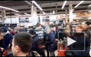 Сотрудники SPAR пришли за зарплатой. В магазине на Дунайском собрались сотни человек