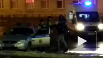 В Петербурге мужчина устроил танцы вокруг полицейских 